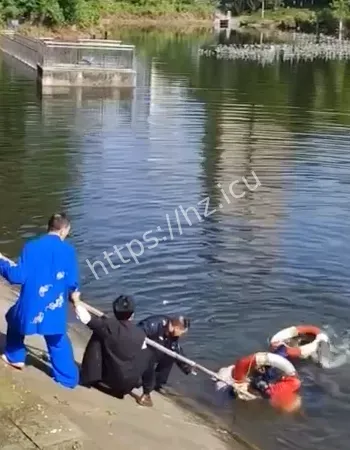 幼童不慎落湖